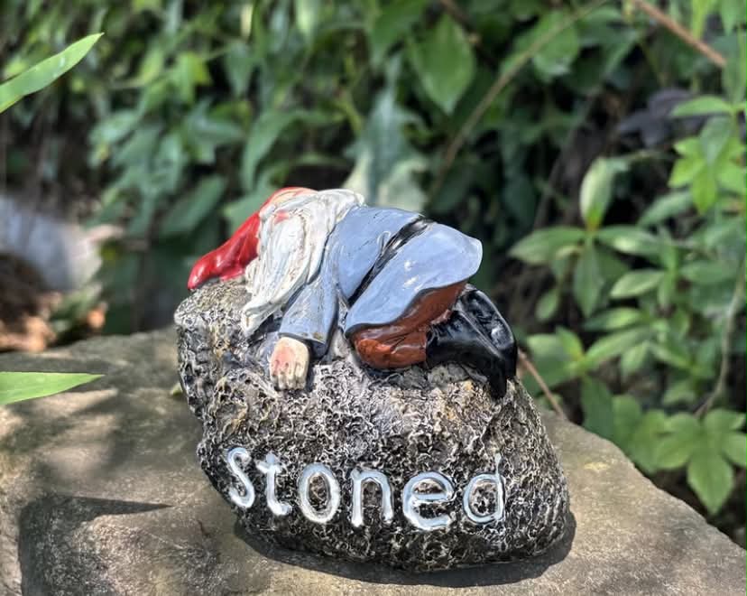 1 pc Funny Drunk Old for Man Lying on a Rock Statue Ornament, a Stress-relieving, Humorous, and Decadent