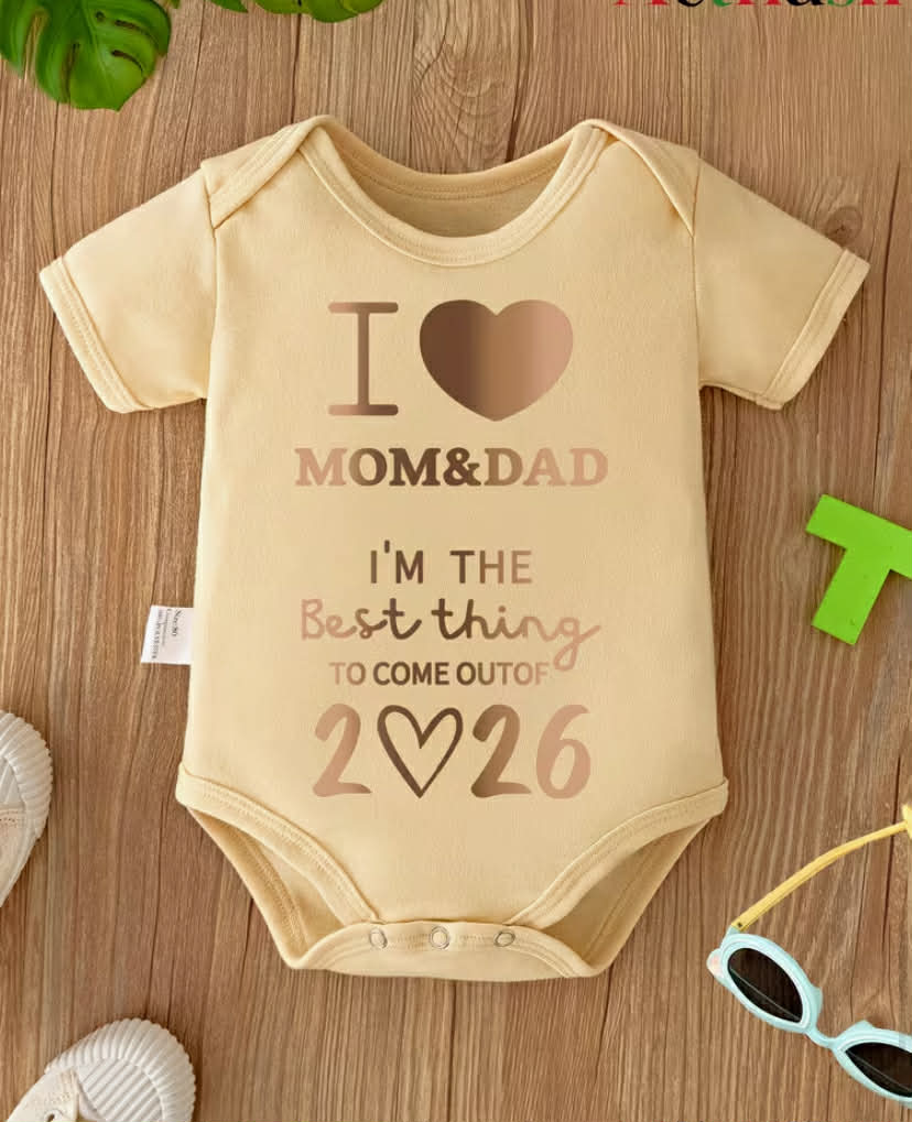 I Love Mom&dad I'm the Best Thing to Come Out of 2026 Letter Print New Year Baby Romper Newborn Crawling Suit Onesie Soft and Comfortable Pregnancy Gift, Perfect for Outdoor