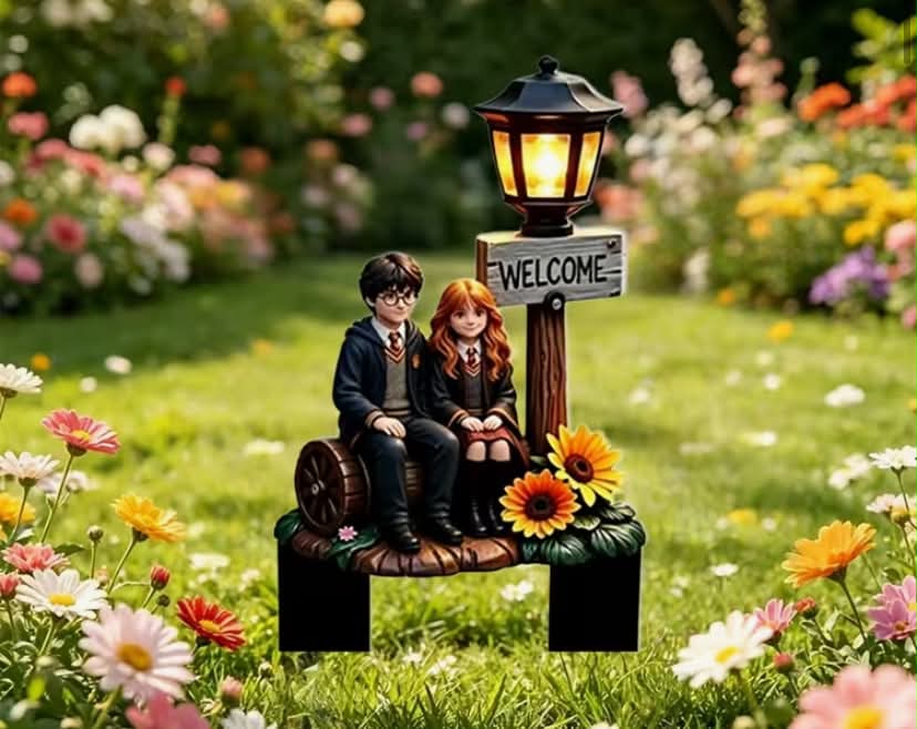 Warner Bros. Harry Potter Themed Outdoor Sign, Warm Light Street Lamp with "WELCOME" Lettering, Full of Atmosphere. Suitable for Gardens, Courtyards, Lawns, Terraces, And Potted Plants, a Magical And Fun Decoration
