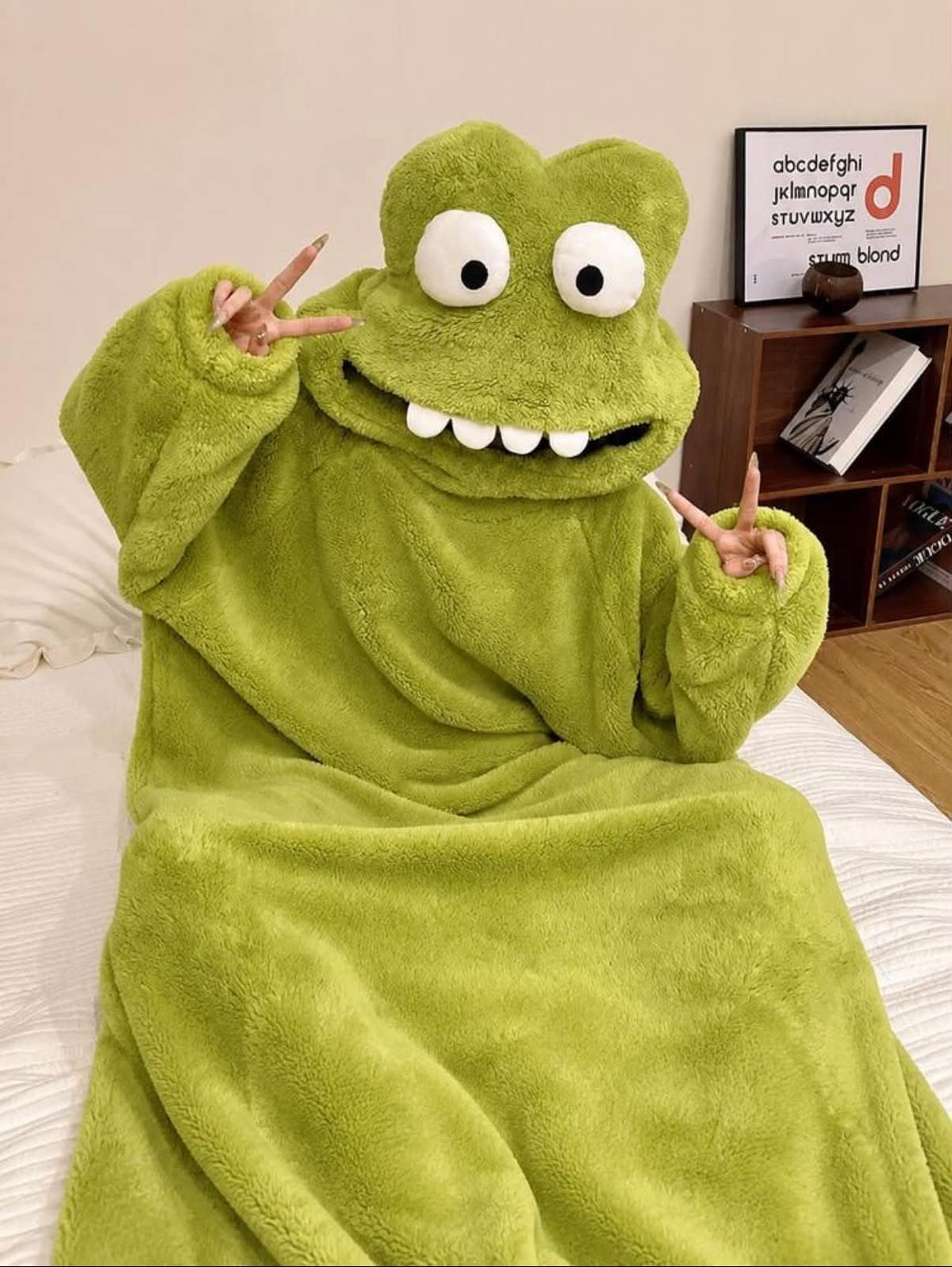 1PC Frog Hooded Wearable Blanket Robe, Oversized Warm Pajama Blanket With Cute Big Eyes And Wide Sleeves,