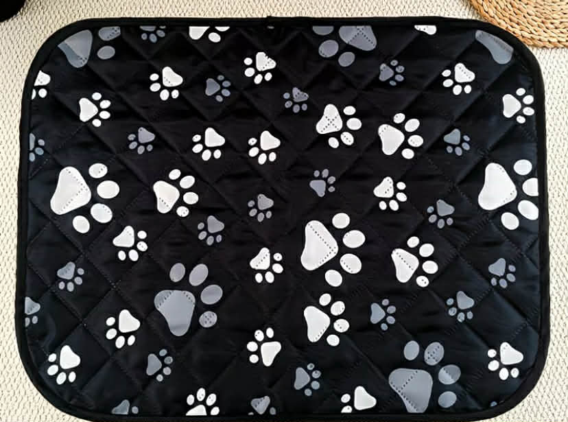 A Cooling Mat for Pets from Oxford, Suitable for Cats And Dogs, Designed for Summer Use. It Is Washable, Comfortable, Durable, And Features a Non-Slip Surface That Resists Pet Hair