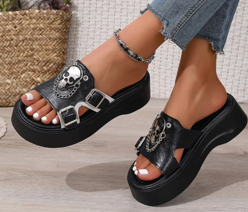 Platform Slippers with Metal Buckle Decoration, Featuring Skull and Chain Personality Elements. The Chains Make a Clinking Sound When Walking, and the Links Are Detachable. The Style Leans Towards Dark and Punk, Combining Fashion