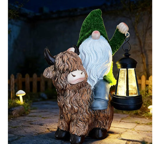 Solar Powered Highland Cow Gnomes Garden Ornaments,25CM Garden Gnomes Highland Cow Lamp,Resin Garden Ornaments Outdoor for Yard,Patio,Lawn,Highland Cow Gifts for Women Mum Men Green Brown