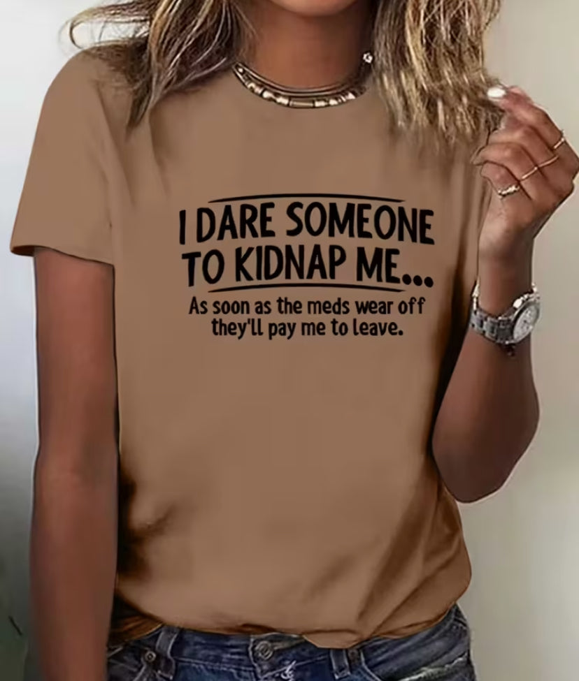 Kidnapping Humor T-Shirt - "I Dare People to Kidnap Me" Slogan Print, Brown/Black Casual Short Sleeve Crew Neck Top  Funny Crime Joke Tee for Parties and Casual Outfits