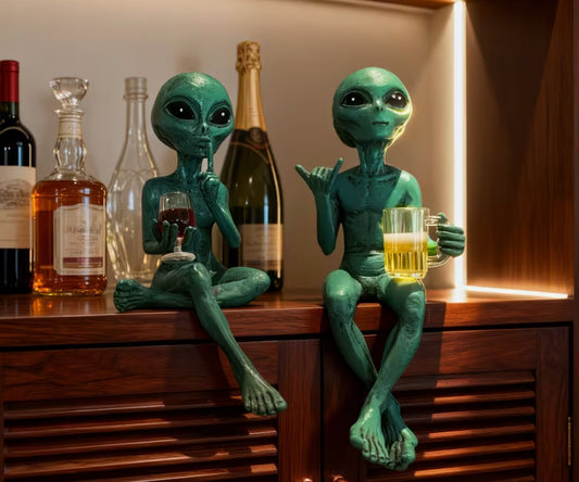 2pcs Green Alien Drinking Figurines - Resin Collectible Statues Suitable for / Use, Space-Themed Decor with Alien Characters, Unique Gift for Sci-Fi Fans, for, Office, Bookshelf Decoration