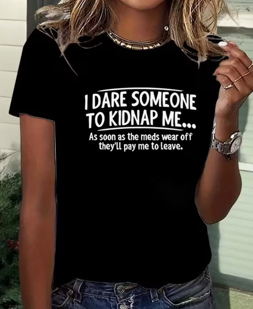 Kidnapping Humor T-Shirt - "I Dare People to Kidnap Me" Slogan Print, Brown/Black Casual Short Sleeve Crew Neck Top  Funny Crime Joke Tee for Parties and Casual Outfits