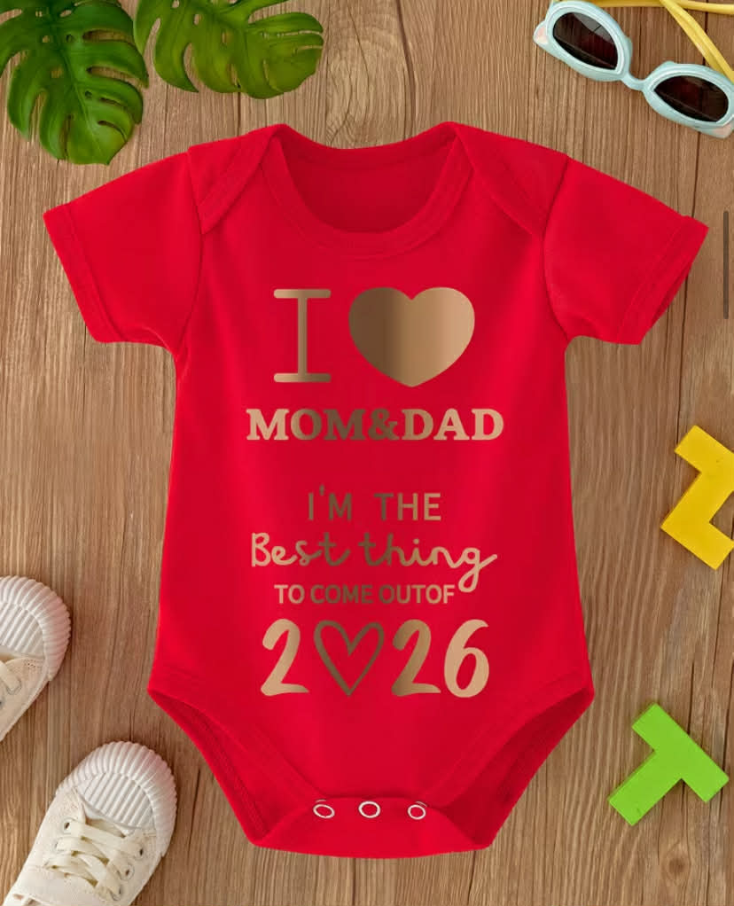 I Love Mom&dad I'm the Best Thing to Come Out of 2026 Letter Print New Year Baby Romper Newborn Crawling Suit Onesie Soft and Comfortable Pregnancy Gift, Perfect for Outdoor