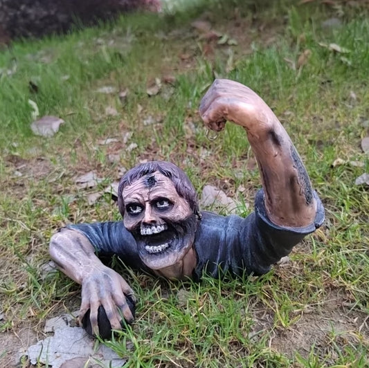 1 Vintage Resin Zombie Garden Sculpture - Eerie Expression Halloween  Decoration, Suitable for Outdoor or Indoor Display, Outdoor Decor Dynamic Zombie Pose  Weathered Finish, Halloween Ornament