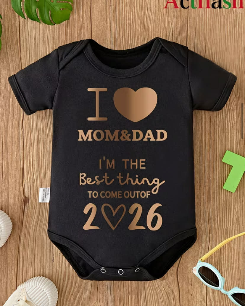 I Love Mom&dad I'm the Best Thing to Come Out of 2026 Letter Print New Year Baby Romper Newborn Crawling Suit Onesie Soft and Comfortable Pregnancy Gift, Perfect for Outdoor