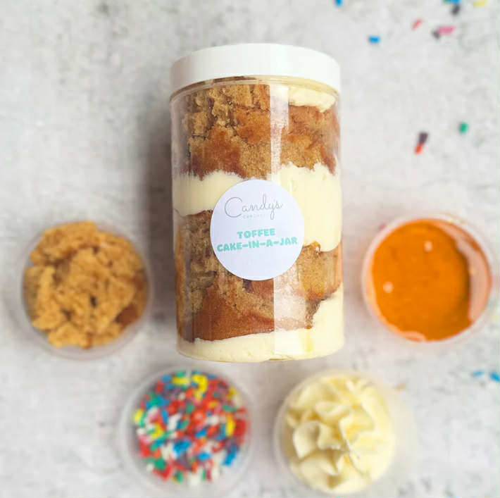 Cake-in-a-Jar Classics (Box of 1)

Our freshly baked sponge is generously layered with smooth whipped buttercream and topped with a buttercream swirl and sprinkles.