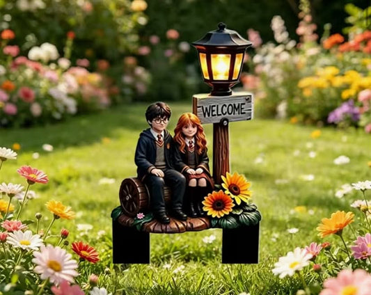 Warner Bros. Harry Potter Themed Outdoor Sign, Warm Light Street Lamp with "WELCOME" Lettering, Full of Atmosphere. Suitable for Gardens, Courtyards, Lawns, Terraces, And Potted Plants, a Magical And Fun Decoration