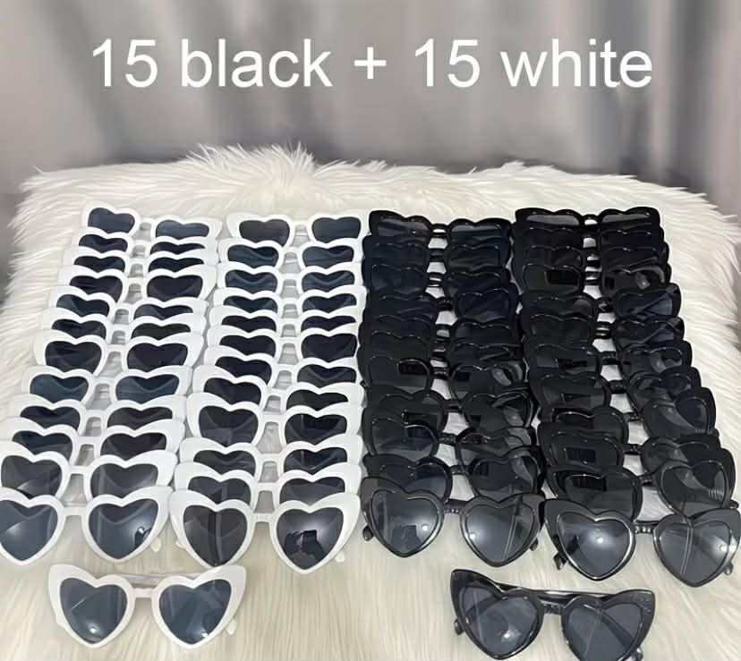 30 Heart-Shaped Party Glasses 15 Black + 15 White Set, Durable Plastic