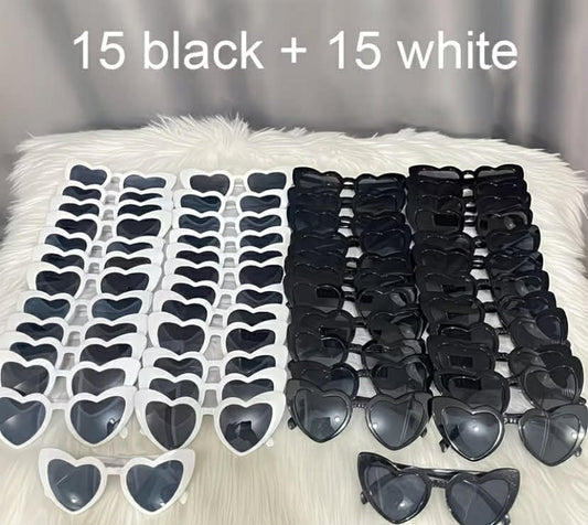 30 Heart-Shaped Party Glasses 15 Black + 15 White Set, Durable Plastic