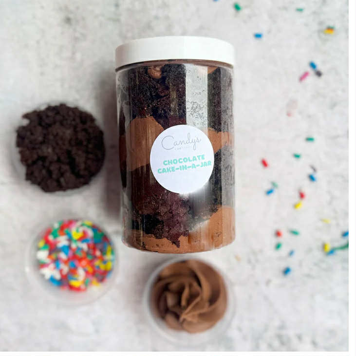Cake-in-a-Jar Classics (Box of 1)

Our freshly baked sponge is generously layered with smooth whipped buttercream and topped with a buttercream swirl and sprinkles.