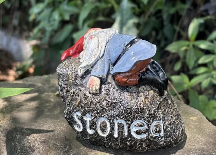 1 pc Funny Drunk Old for Man Lying on a Rock Statue Ornament, a Stress-relieving, Humorous, and Decadent