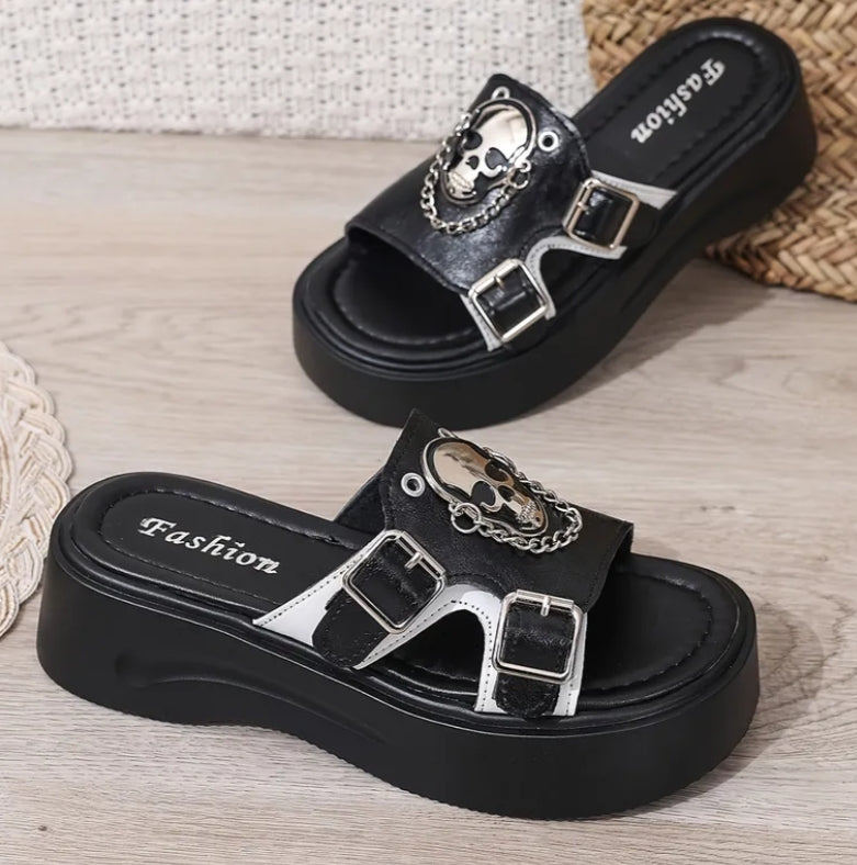 Platform Slippers with Metal Buckle Decoration, Featuring Skull and Chain Personality Elements. The Chains Make a Clinking Sound When Walking, and the Links Are Detachable. The Style Leans Towards Dark and Punk, Combining Fashion