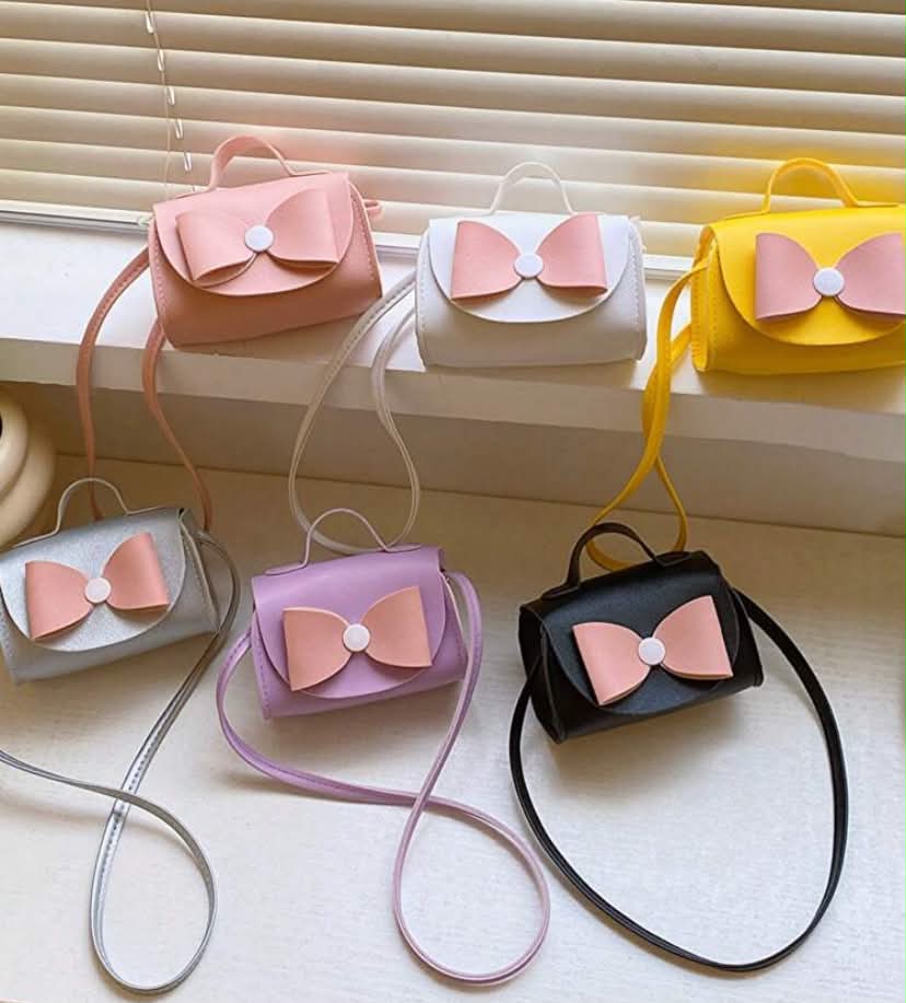 Cat,  Heart and a bow Coin Purse Features A Cute Zipper Design,