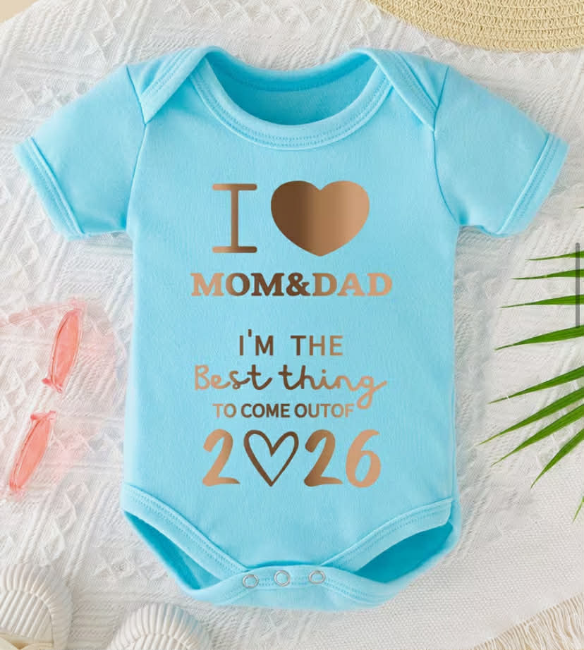 I Love Mom&dad I'm the Best Thing to Come Out of 2026 Letter Print New Year Baby Romper Newborn Crawling Suit Onesie Soft and Comfortable Pregnancy Gift, Perfect for Outdoor