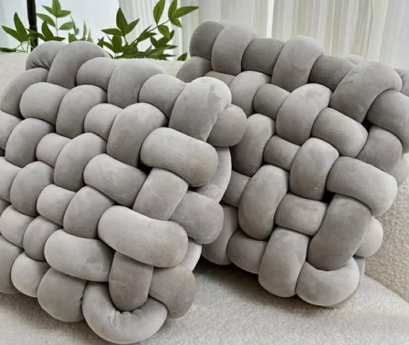 Set of 2 Soft Plush Knotted Throw Pillow, Comfortable Soft Sofa Decorative  30 x 33 x 12cm