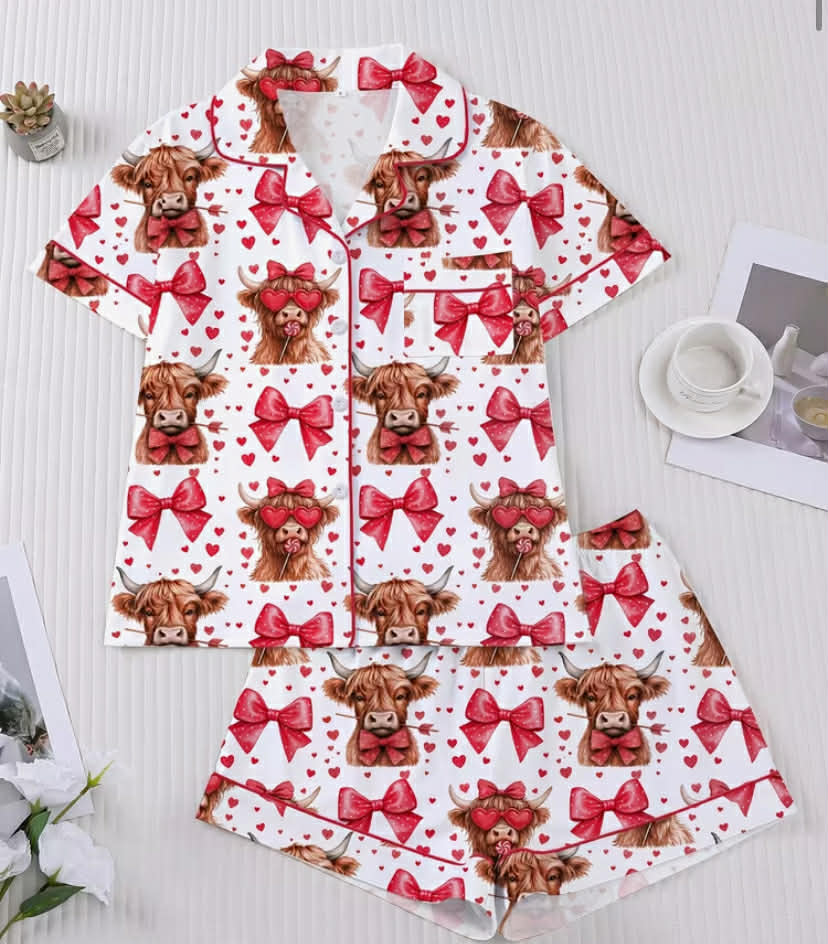 2 pcs Set Scottish Highland Cow Red Bow Tie And Heart Print Women'S Pajama Set  Short-Sleeve Shirt With Lapel Collar And Elastic Shorts, Comfortable And Stylish For Casual And Festive Wear
