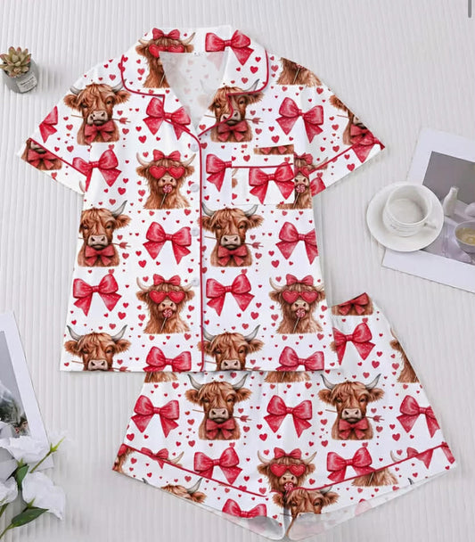 2 pcs Set Scottish Highland Cow Red Bow Tie And Heart Print Women'S Pajama Set  Short-Sleeve Shirt With Lapel Collar And Elastic Shorts, Comfortable And Stylish For Casual And Festive Wear
