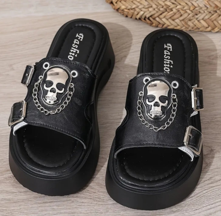 Platform Slippers with Metal Buckle Decoration, Featuring Skull and Chain Personality Elements. The Chains Make a Clinking Sound When Walking, and the Links Are Detachable. The Style Leans Towards Dark and Punk, Combining Fashion