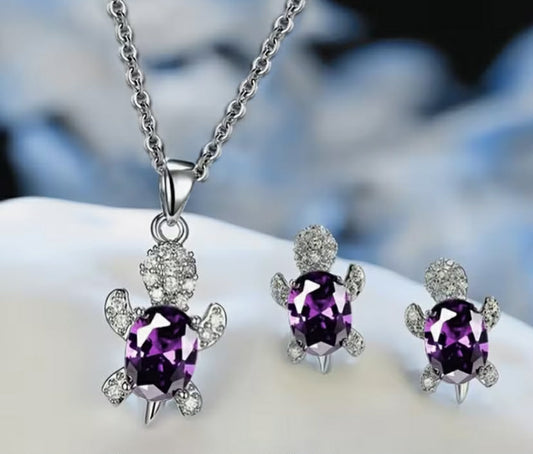A Set of Turtle Necklace And Earrings Made of Synthetic Zirconia in a 3pcs