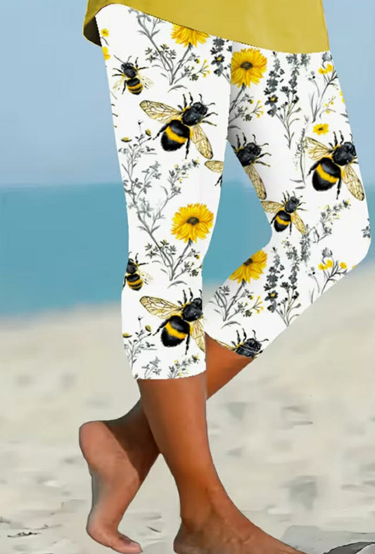 Plus Size Bee and Floral Print Skinny Capri Pants